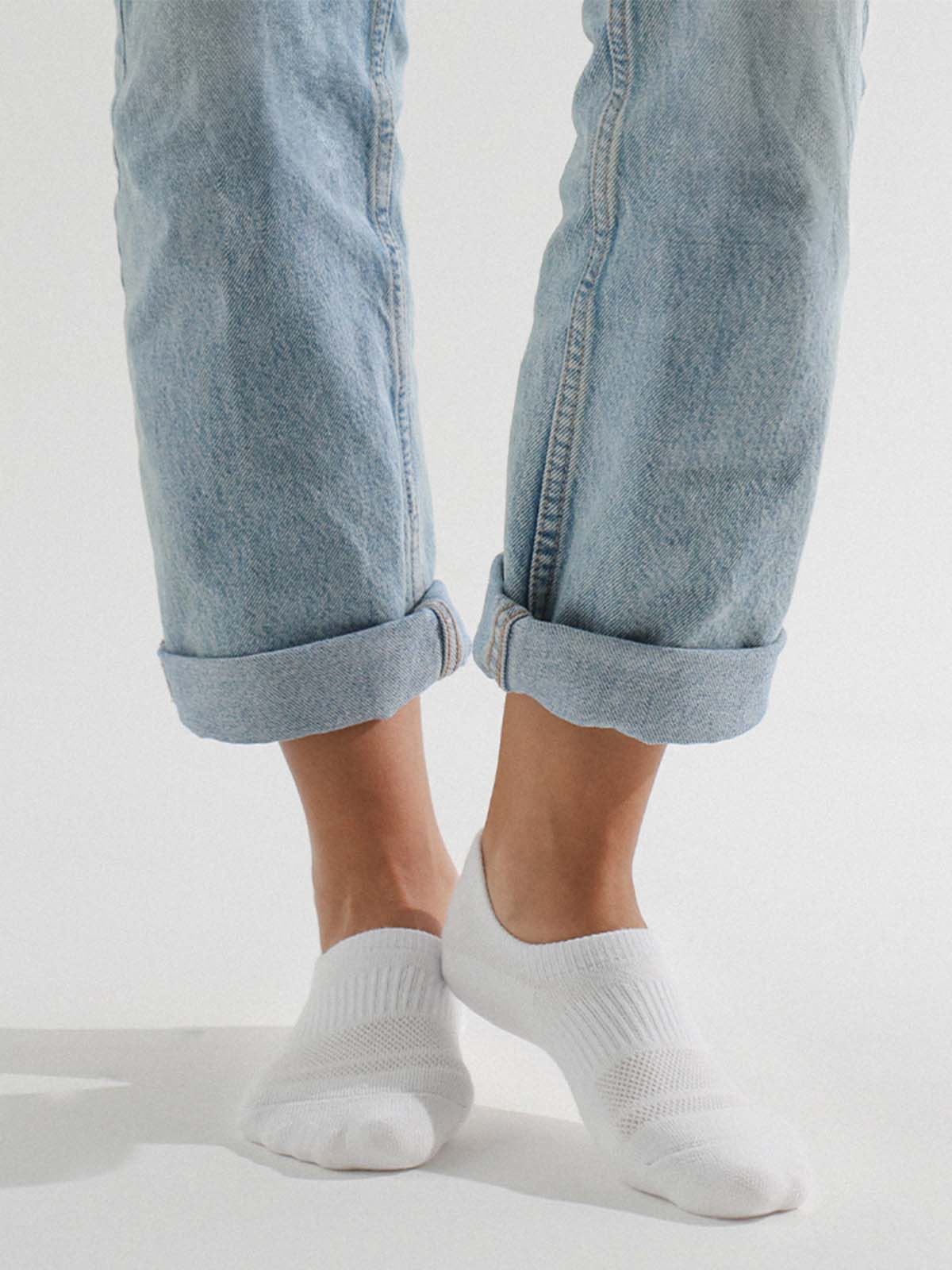 CW10_SWCH_WHITE_PT01 White no-show sock with ribbed arch support displayed on a light background.