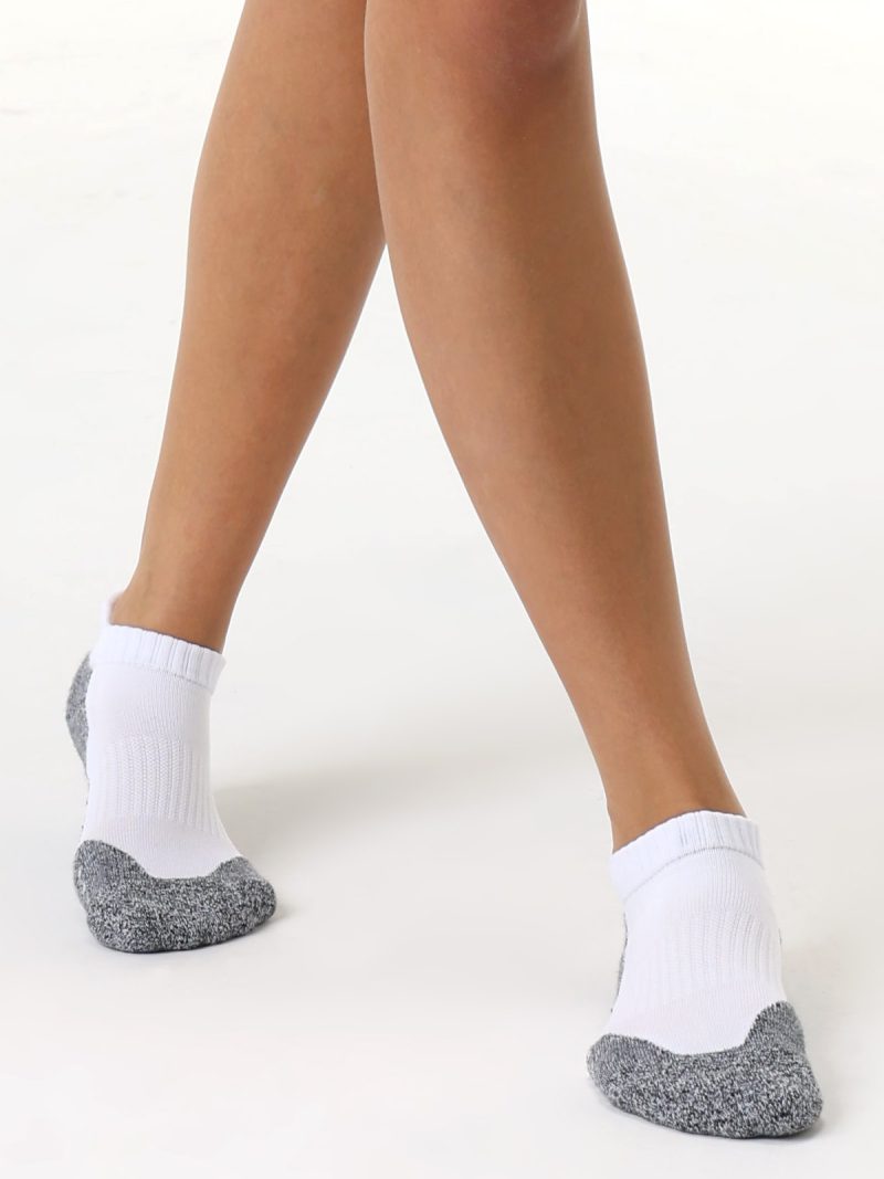 Breathable mesh knit detail on white ankle sport socks