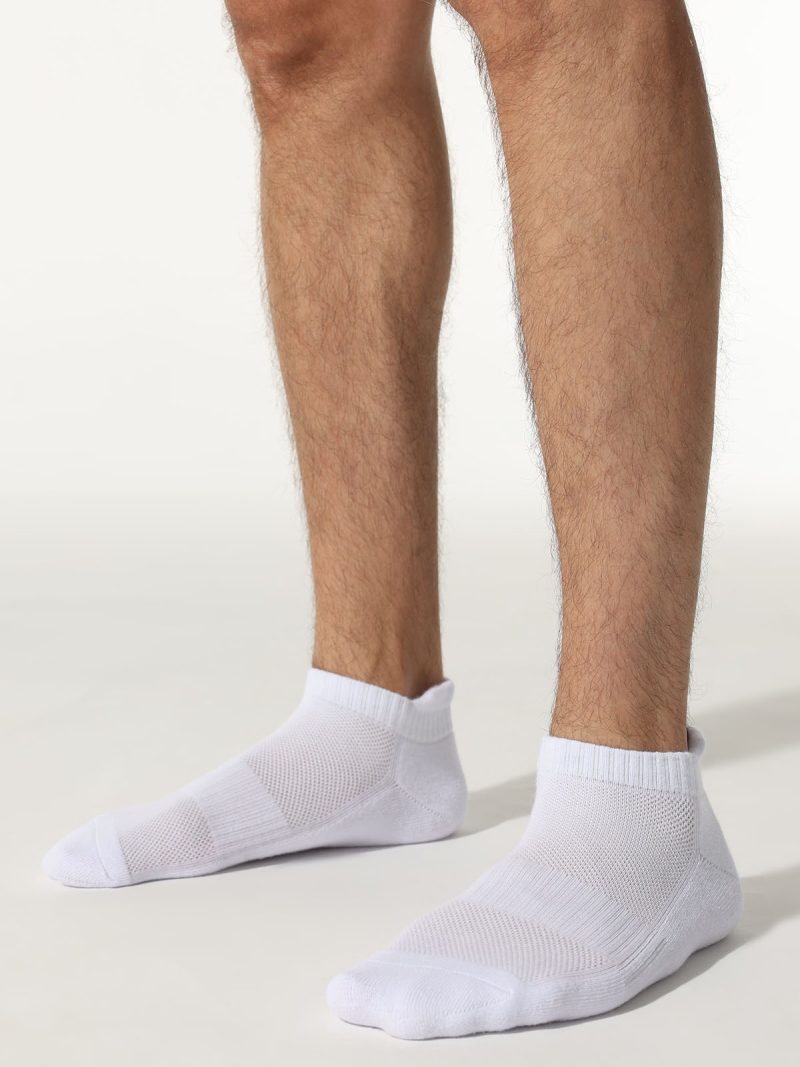Elastic cuff texture on white cushioned ankle socks