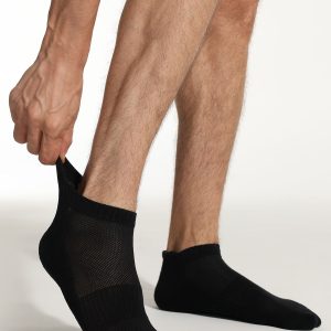 ys02-men-black-1 Elastic cuff texture on black cushioned ankle socks