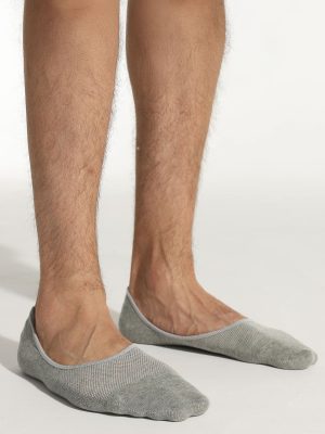 Smooth toe seam detail on grey no show socks
