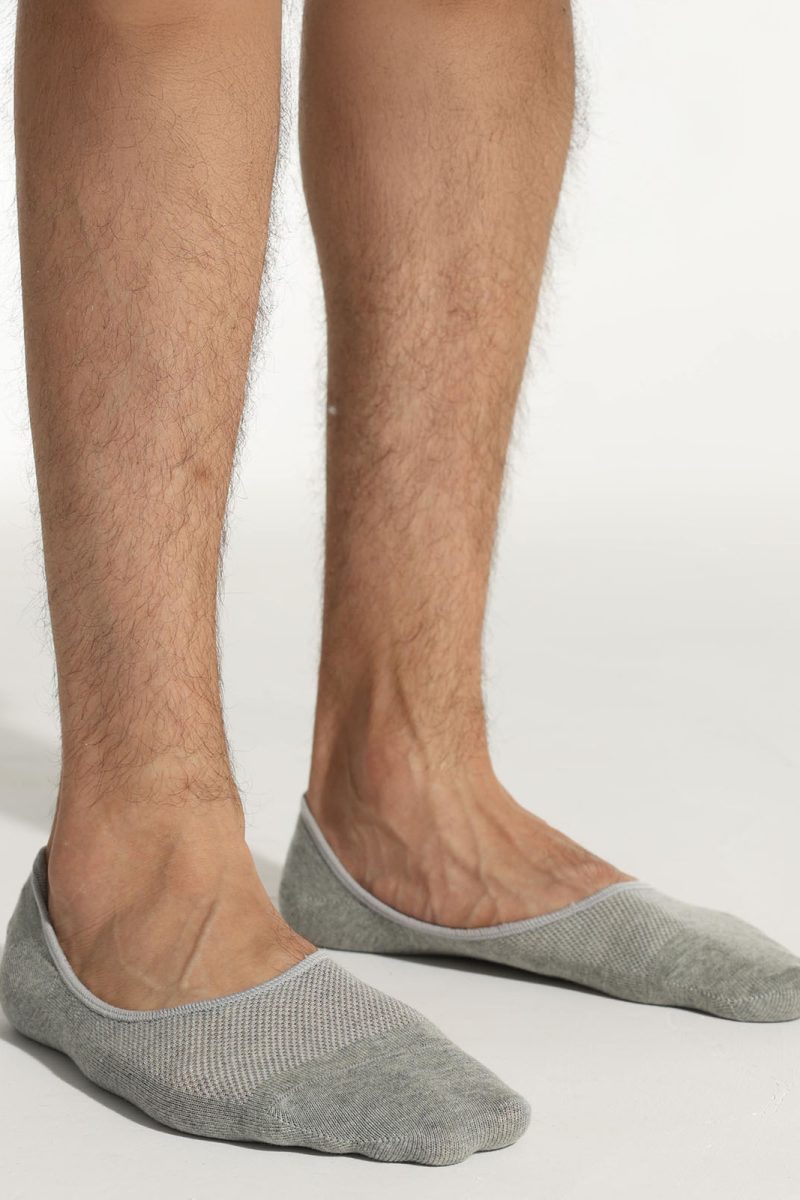 Smooth toe seam detail on grey no show socks